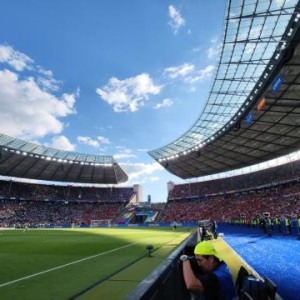 开云官网-【帆看欧洲杯】飞舞中指的球迷，做不了网红的老记